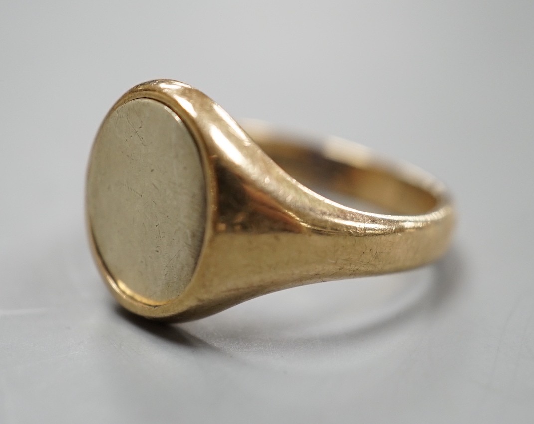 A modern 9ct gold and enamel masonic swivel head signet ring, size R, gross weight 7.1 grams.